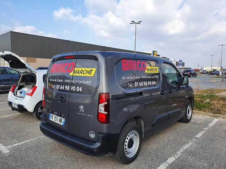 Pose de logo et coordonnées sur carrosserie Puiselet-le-Marais